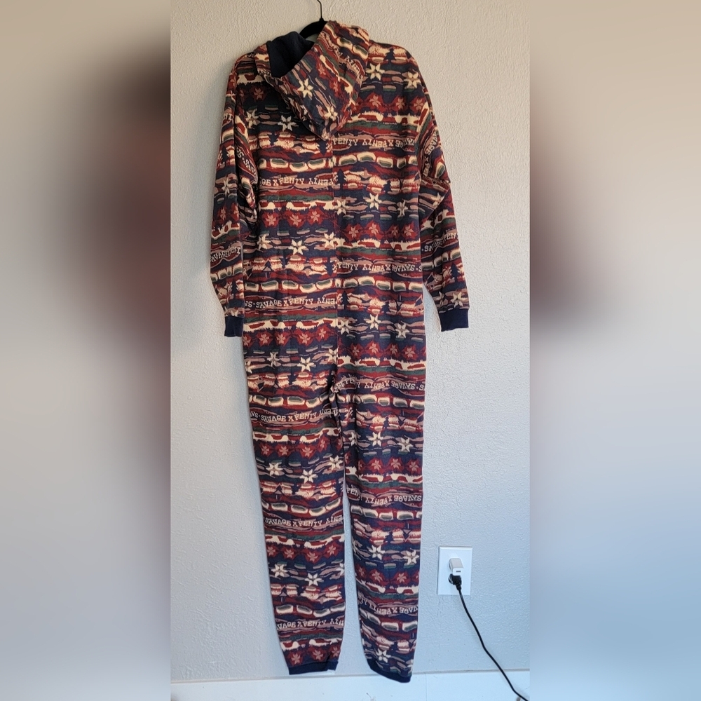 NWT Savage X Fenty Forever Savage Hooded Jumpsuit Red Cognac Cabin Print Size M - Picture 11 of 14